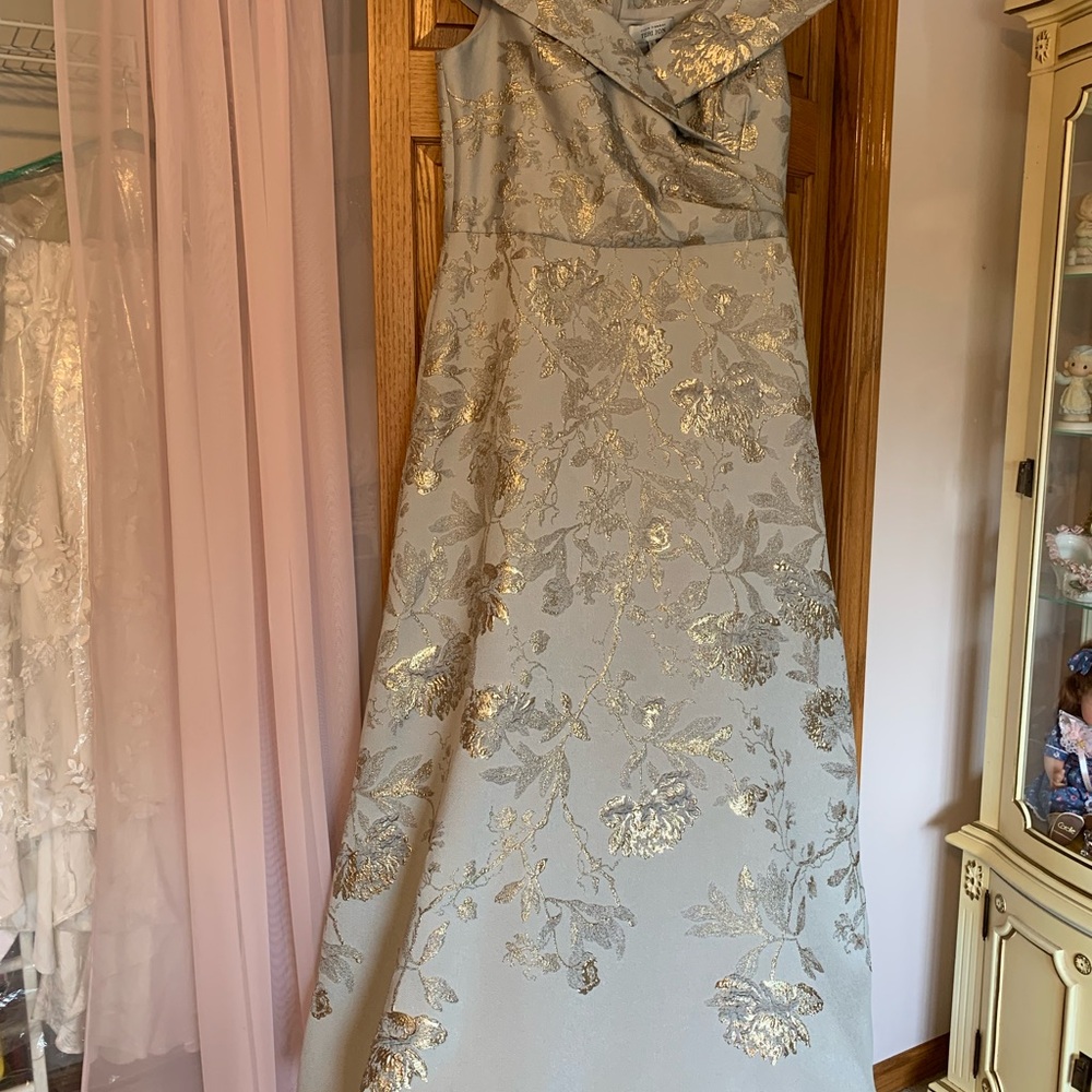 Off The Shoulder
Metallic Jacquard A-Line
Gown. Elegant Gold Floral Gown
